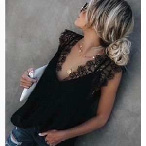 Vici “from a dream “ lace top size medium